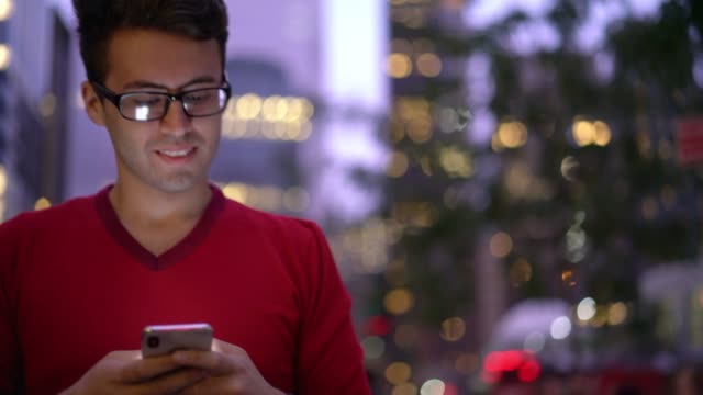 Schöne-männliche-in-Brille-genießen-Smartphone-Kommunikation-mit-besten-Freund-während-der-Zeit-für-das-Gehen-im-Freien