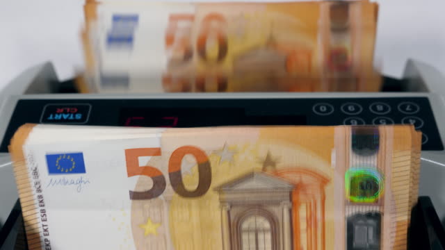 Fünfzig-Euro-Banknoten-werden-schnell-berechnet