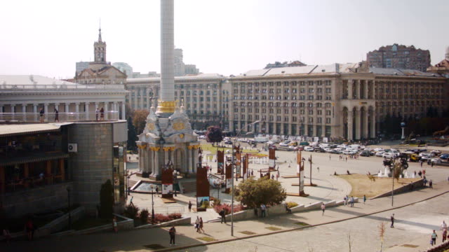 Time-lapse-view-of-Majdan-Nezalezhnosti-on-a-sunny-autumn-day.