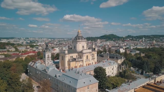 Luftaufnahme-der-St.-Jura-St.-Georgs-Kathedrale-Kirche-in-der-Stadt-Lviv,-Ukraine