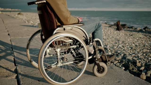 Behinderter-Mann-im-Rollstuhl-ist-allein-mit-Meer