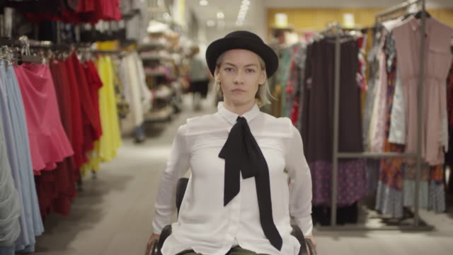 Mujer-independiente-en-silla-de-ruedas-en-la-tienda-de-ropa