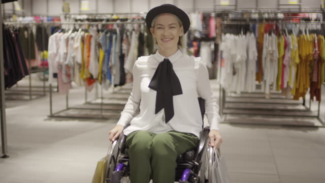 Porträt-der-Frau-im-Rollstuhl-posiert-in-Kleidung-Store