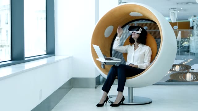 Glückliche-Geschäftsfrau-genießt-virtuelle-Realität