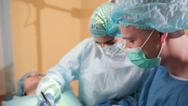 hospital,-departamento-quirúrgico,-médicos-y-enfermeras-hacen-la-operación