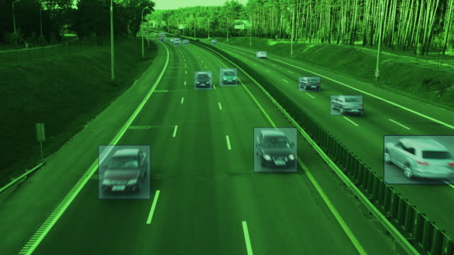 Kamera-überwacht-Autos-auf-der-Autobahn-und-identifiziert-Tracking-Daten