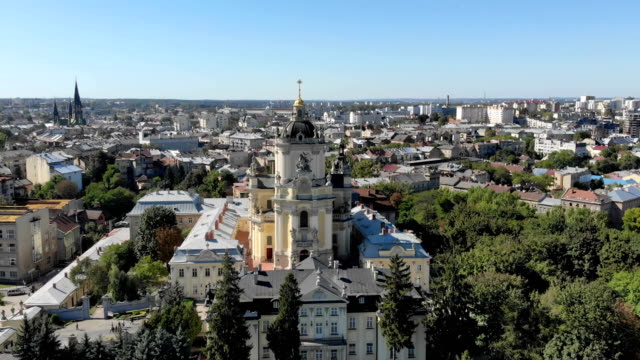 Vista-aérea-de-la-Iglesia-de-San-Jorge-St.-Jura-en-Lviv.-Vuelo-sobre-la-ciudad-de-Lviv-y-la-iglesia-de-la-catedral.