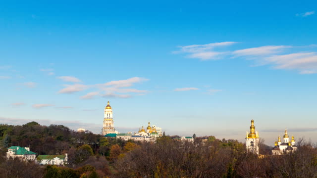 Kiev-Pechersk-Lavra-Monasterio-Ortodoxo-en-el-otoño,-Ucrania,-lapso-de-tiempo-4k