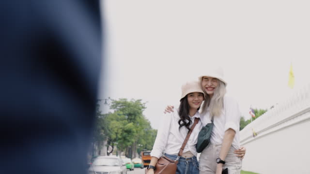 Zwei-Mädchen-asiatische-lesbische-Paare-genießen-Reisen-in-Thailand.-Schöne-junge-Frauen-mit-Spaß-in-der-Ferienzeit.-LGBT-Konzept.