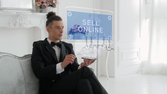 Junger-Mann-verwendet-Hologramm-Online-verkaufen