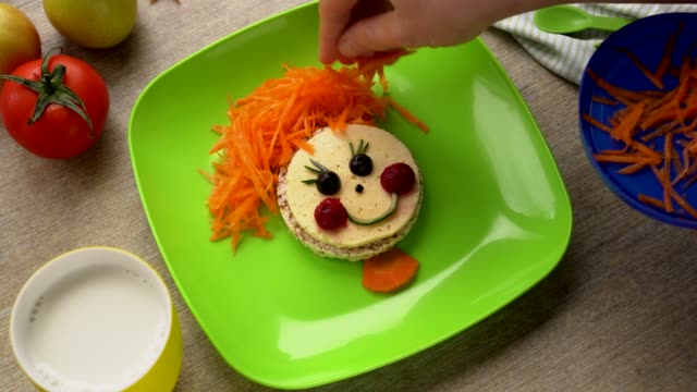 Gesundes-Essen-Kunst-Snack-für-Kinder.-Lustiges-Gesicht-auf-einem-Teller