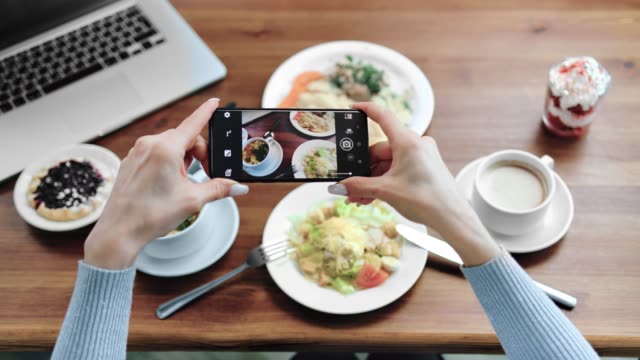 POV-schoss-weibliche-Hände-fotografieren-Essen-auf-dem-Tisch-mit-DemSmartphone.-Nahaufnahme-auf-4k-RED-Kamera