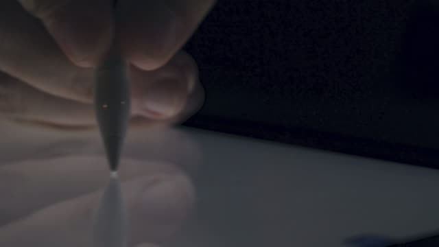 4K-Video-Hand-use-lápiz-lápiz-táctil-y-dibujar-en-la-pantalla-de-la-tableta-Mock-up-con-la-luz.