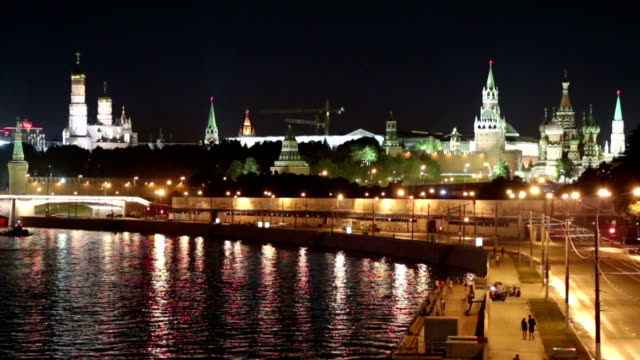 Embankment-of-the-Moskva-River-and-the-night-traffic,-Moscow,-Russia