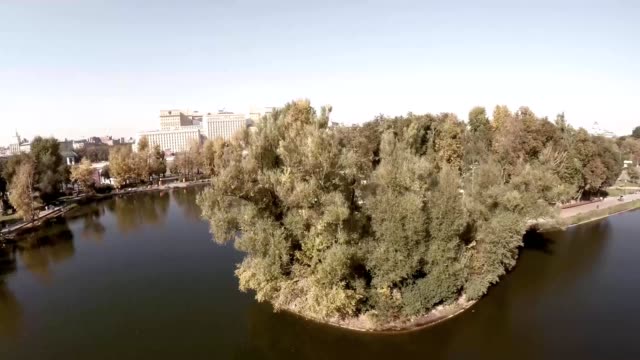 Luftaufnahme-des-zentralen-Moskauer-Gorki-Park.-Massen-von-Menschen-zu-Fuß-über-den-Central-Park-in-Moskau,-Russland.-Moskwa-bank,-Park-voll-von-grünen-Bäumen-an-einem-sonnigen-Frühlingstag.