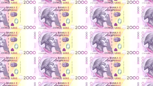 Billetes-de-2000-albanés-Lek-del-Banco-de-Albany-rodando-en-la-pantalla,-monedas-del-mundo,-dinero-en-efectivo,-bucle