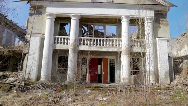 Einem-großen-weißen-Haus-ruiniert-aus-dem-Krieg-in-der-ukraine