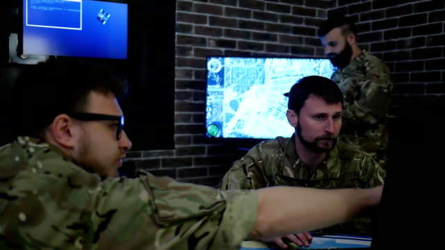 Soldaten-mans-in-Uniform,-in-militärisches-Hauptquartier-IT-Krieg-Arbeitsprozess,-Gefahren-zu-warnen,-auf-dem-Computer-arbeiten