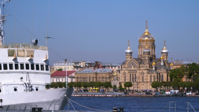 Terraplén-de-río-Neva-en-San-Petersburgo