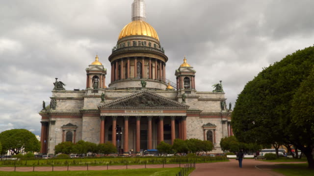 Saint-Isaac's-Cathedral-on-Saint-Isaac's-Square-in-Saint-Petersburg