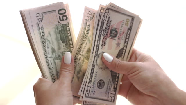 Weibliche-Hände-zählen-Bargeld