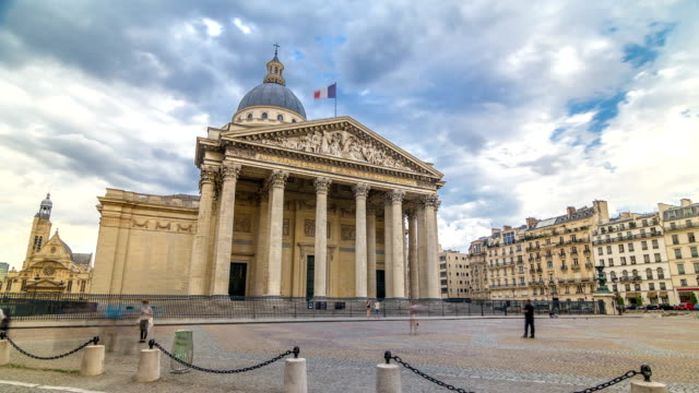 Panteón-Nacional-de-construcción-timelapse-hyperlapse,-vista-delantera-con-la-calle-y-la-gente.-París,-Francia
