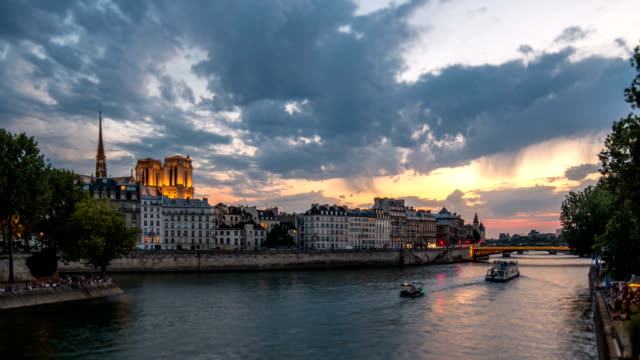 People-and-boats-day-to-night-timelapse,-Le-Pont-D'Arcole-bridge-after-sunset,-Paris,-France,-Europe