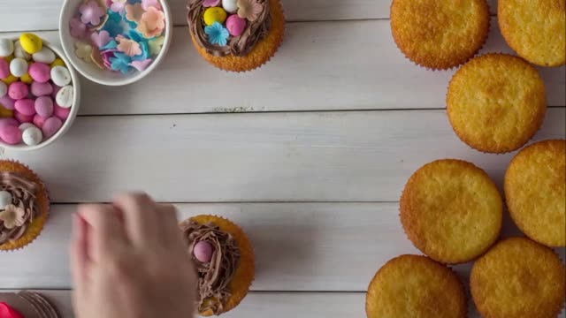 Zeitraffer-ein-Cupcake-Ostern-Dekoration