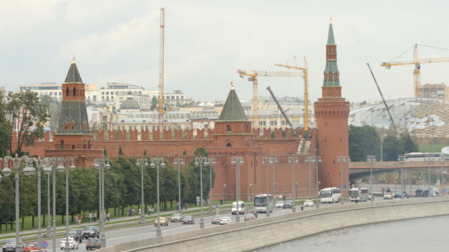 El-Kremlin-y-el-coche-del-tráfico-en-el-verano---Moscú,-Rusia