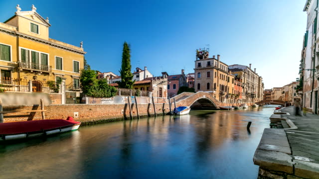 Morgen-in-Venedig-Zeitraffer.-Kanal-Kanal,-Brücken,-historische,-alte-Häuser-und-Boote.-Venedig,-Italien