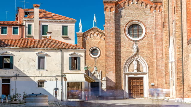 Basilica-di-Santa-Maria-Gloriosa-dei-Frari-Zeitraffer.-Venedig,-Italien