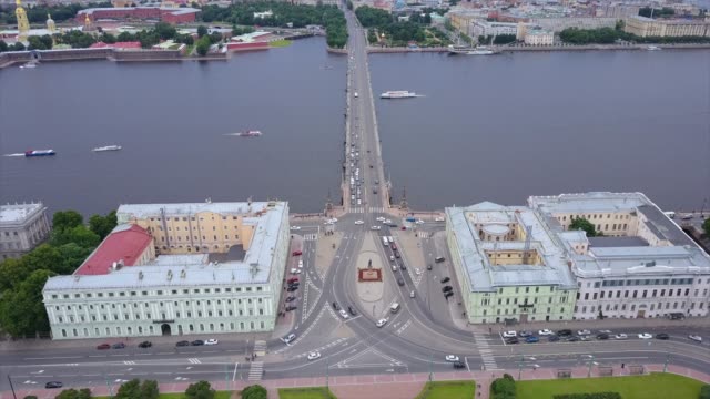 Russland-Sonnenuntergangszeit-Sankt-Petersburg-Suvorovskaya-quadratischen-Verkehr-Brücke-aerial-Panorama-4k