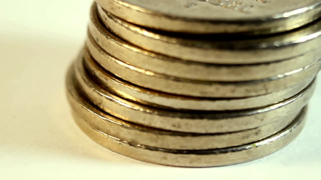 Gedrehte-Münzen-auf-weißem-Hintergrund