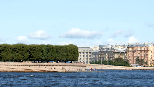 Embankment-of-the-spit-of-The-Vasilievsky-island-and-tourists-in-the-summer---St.-Petersburg,-Russia