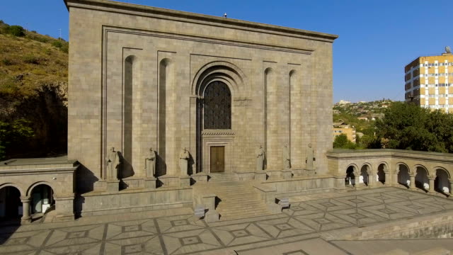 Außenseite-des-mittelalterlichen-Mesrop-Mashtots-Institut-der-alten-Manuskripte-in-Armenien