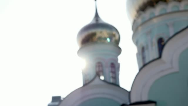 muy-hermosa-la-iglesia-ortodoxa-sobre-fondo-de-cielo