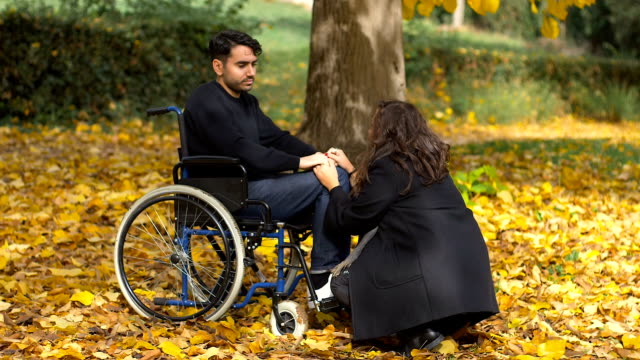 Frau-erklärt-ihre-Liebe-zu-einem-Mann-im-Rollstuhl-im-park