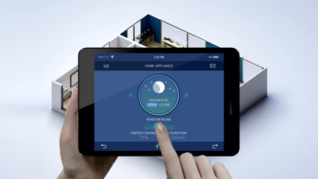 IoT-smart-home,-berühren-das-smart-Pad,-Tablet,-Home-Appliance,-Fenster-Vorhänge-geöffnet-nahe-auto.-Internet-der-Dinge.