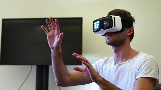 Student-mit-Virtual-Reality-Kopfhörer-In-Office
