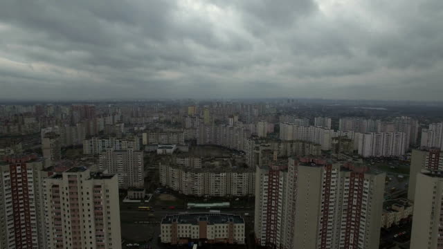 Luftbild-Drohne-Aufnahmen-von-grauen-dystopischen-Stadtgebiet-mit-identischen-Häusern