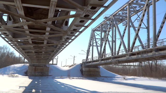 Eisenbahnbrücke-über-den-Fluss-winter