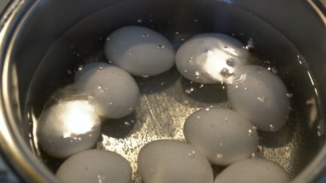 huevos-se-cocinan-en-un-sartén-cerca