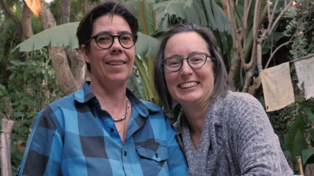 Porträt-eines-glücklich-lächelnde-lesbischen-Paares-in-die-Kamera-schaut