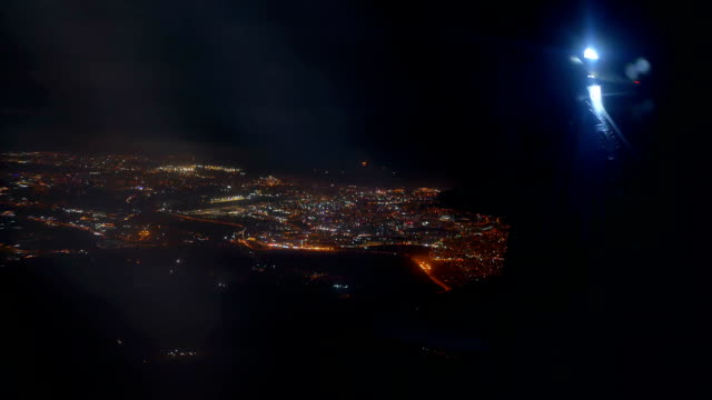 Beleuchtete-Stadt-Nacht-Flugzeug