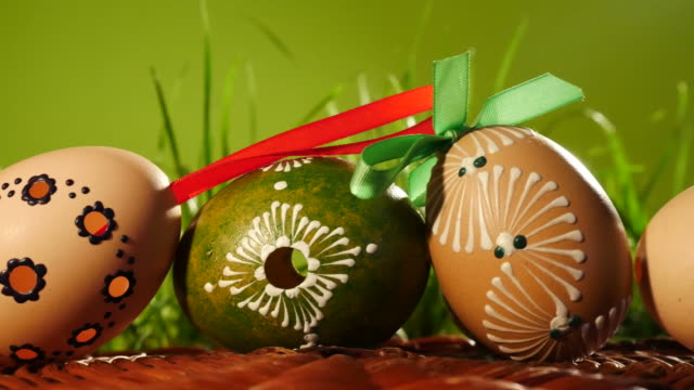 Huevos-de-Pascua-pintados-en-el-verde.-Panorámica.