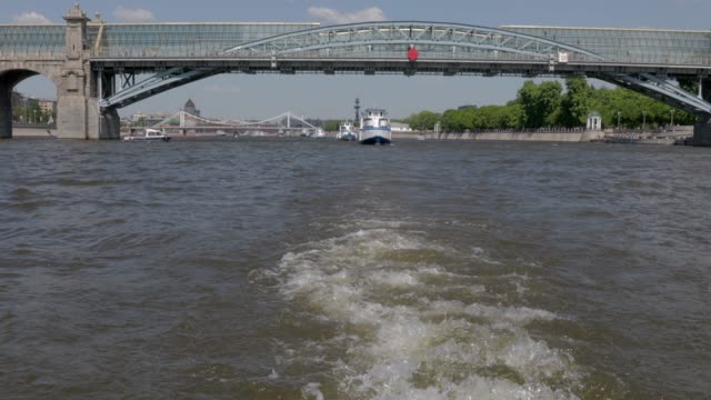 Ein-Blick-auf-Moskau-Wahrzeichen-mit-Freude-von-einem-Fluss-Schiff
