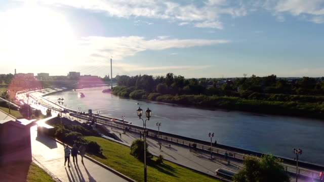 Russland,-Tyumen---21.-Juni-2018:-ZEITRAFFER,-die-herrliche-Aussicht-von-der-schönen-Stadt-am-Wasser-bei-Sonnenuntergang