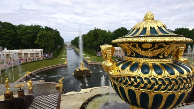 Tiro-de-seguimiento-que-muestra-fuentes-y-florero-en-el-parque-del-Gran-Palacio-Peterhof,-San-Petersburgo,-Rusia