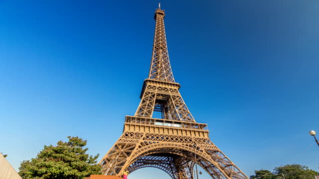 The-Eiffel-tower-with-warm-light-during-sunset-timelapse-hyperlapse