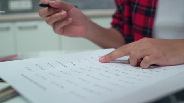Hände-von-Schülern-schreiben-Schule-Test-auf-Papier,-Abschlussprüfung,-Ausbildung